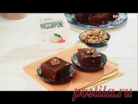 Брауни с грецкими орехами и маскарпоне Брауни с грецкими орехами и маскарпоне 😋 ⚪️ Порции: 6, подготовка: 20 мин, приготовление: 40-50 мин 🔸Порция: 973 Ккал ✅ Необходимые ингредиенты: 125 г маскарпоне Unagrande 90 г горького шоколада с миндалем 225 г сливочного масла 200 г сахара 75 г какао-порошка 3 яйца 2 ч. л. ванильного сахара ½ ч. л. соли 75 г муки 50 г грецких орехов + еще немного для подачи для шоколадной глазури: 75 мл сливок 20% 50 г сливочного масла 120 г горьк...