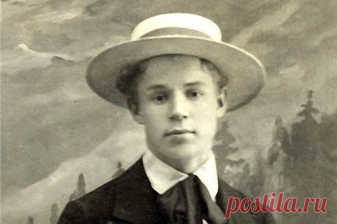 СЕРГЕЙ ЕСЕНИН -ОДИН ИЗ ВЕЛИЧАЙШИХ РУССКИХ ПОЭТОВ .