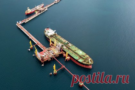 Россия остановила поставки нефти по Черному морю. С воскресенья, 14 января, Россия остановила поставки нефти через Новороссийск в связи со штормом в Черном море. На следующий день отгрузку остановил и Каспийский трубопроводный консорциум (КТК). По данным Гидрометцентра, в ночь на 15 января у берегов Новороссийска волны достигали высоты трех метров.