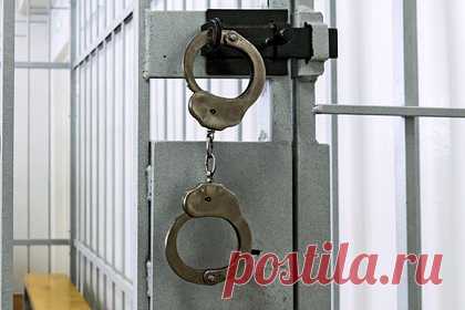 Российского генерала приговорили к сроку по делу о хищении 1,6 миллиарда рублей. В Москве военный суд приговорил к 4,5 года колонии бывшего начальника 1-го управления Главного управления связи Минобороны России генерал-майора Александра Оглоблина. Оглоблин полностью признал вину и сотрудничал со следствием. Он дал показания на своего начальника — экс-замглавы Генштаба генерала Халила Арсланова.