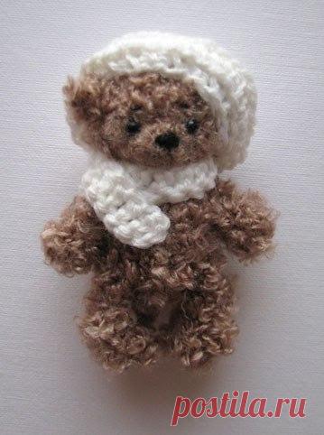 МИШКА_МАЛЫШКА. Автор - Евгения Афанасьева (evaplanet ). Описание. .#вяжем_игрушки_крючком #амигурумисхемы #описание #амигуруми #мишка_крючком #мишки@norka_homyachka Далее слова автора. Итак, нам понадобятся следующие материалы:
— пряжа (букле, у меня Ice Yarns - Softly Curly (цвет коричневый), пряжа 