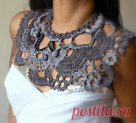 Преображаем одежду вязаными деталями… Вариант с плащом порадовал!