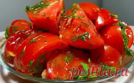 ВКУСНЕЙШАЯ БАЛКАНСКАЯ ЗАКУСКА ИЗ ТОМАТОВ

Пикантная балканская закуска традиционно подается к горячему жареному мясу, но ее можно употреблять и как салат. А в основе рецепта - самые обычные овощи.

     Ингредиенты: 
2 болгарских перца
3 помидора
3 зубчика чеснока
100 миллилитров оливкового масла
1 ст. л. яблочного уксуса
2 ч. л. сахара
по 1 ч. л. соли, сушеного базилика и паприки
1/3 ч. л. черного молотого перца, 
петрушка, укроп. 

     Приготовление:
1. Кусочками пореза...