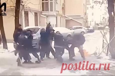 Драка мигрантов из-за уборки снега в центре Москвы попала на видео. Свыше десяти мигрантов-коммунальщиков подрались на улице Моховой в Басманном районе в центре Москвы из-за уборки снега. На опубликованных в сети кадрах видно, как люди в спецодежде сотрудников коммунальных служб ругаются между собой в одном из заснеженных московских дворов.
