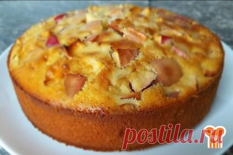 Пирог "Дежурный"  

Нежное тесто со сливочным вкусом, оно похоже на бисквит, но не такое сухое, плюс яблоки добавляют свой оттенок. Все смешал и в духовку! А фрукты можно взять любые!