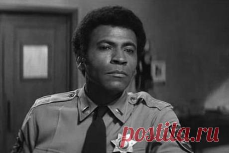 Умер звезда фильма «Нападение на 13-й участок» Остин Стокер. Ушел из жизни американский актер Остин Стокер. Артист скончался 7 октября, в свой день рождения, в возрасте 92 лет в окружении своих близких. Причиной смерти стала почечная недостаточность. Стокер известен по роли лейтенанта Итана Бишопа в боевике «Нападение на 13-й участок».