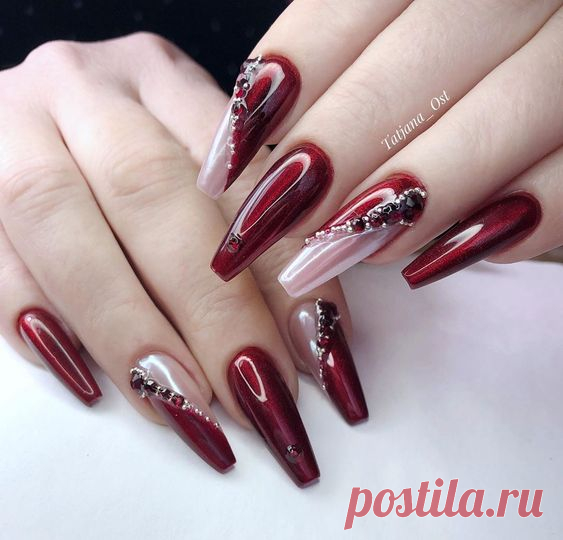 Бордовые ногти со стразами