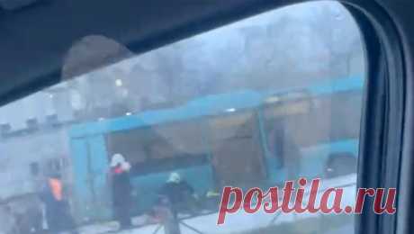 В Петербурге после аварии с автобусом одному пострадавшему понадобилась операция. В Петербурге одному из пострадавших во время ДТП с автобусом на остановке понадобилось хирургическое вмешательство. Об этом сообщает &quot;Фонтанка&quot; со ссылкой на представителей Мариинской больницы. В медучреждение доставили двух ...