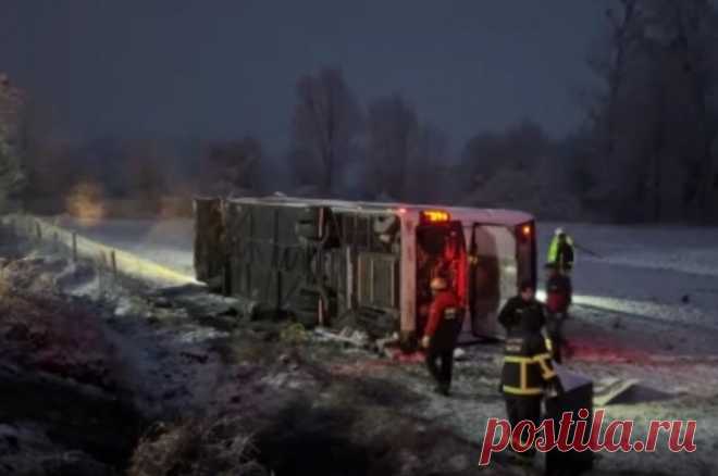 В Турции шесть человек погибли из-за опрокидывания автобуса. Известно о 33 пострадавших.