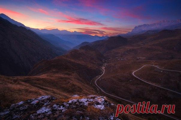 Сумерки в Дигории. Вид на скалистый хребет и дорогу к селу Галиат, Северная Осетия. Автор фото: Алексей Оборотов. Спокойной ночи.