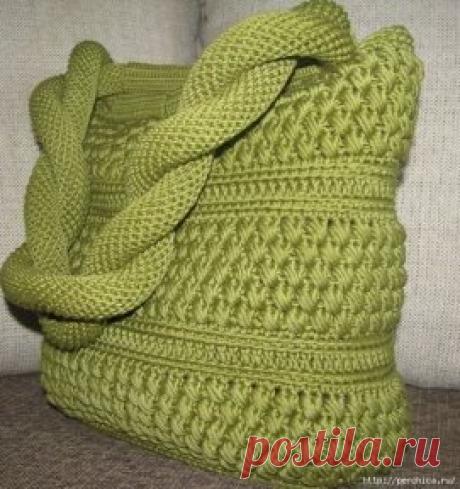 Вяжем сумку
Сумка "Оливковая роща" связана крючком №.3 , нитки Drops "muskat" (50гр, 100м), ушло 400 гр, стеганый подклад, застежка - магнитные кнопки.