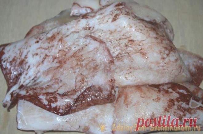 Как почистить кальмары и приготовить их вкусно за две минуты Кальмары - это головоногие моллюски, обитающие практически во всех морях земли. В отечественных магазинах в настоящее время можно купить в основном моллюсков из дальневосточных морей. Самый распростра…