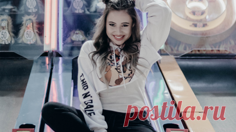 Как превратить жизнь в игру — и победить. Самый веселый способ стать лучше Джейн Макгонигал — первый человек в мире, который получил степень доктора философии за изучение игр и их влияния на нашу жизнь. В отличие от многих, она не считает игры пустой тратой времени. Ее исследования показывают: игры помогают решать реальные проблемы — от победы над вредными привычками до борьбы с опасными болезнями. Однажды игра спасла саму Джейн, а потом помогла еще 400 000 человек. Так Джейн поняла: жить…