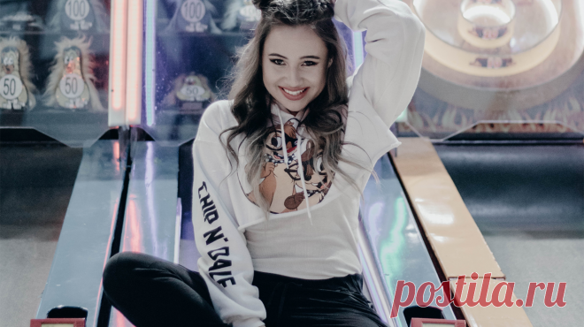 Как превратить жизнь в игру — и победить. Самый веселый способ стать лучше Джейн Макгонигал — первый человек в мире, который получил степень доктора философии за изучение игр и их влияния на нашу жизнь. В отличие от многих, она не считает игры пустой тратой времени. Ее исследования показывают: игры помогают решать реальные проблемы — от победы над вредными привычками до борьбы с опасными болезнями. Однажды игра спасла саму Джейн, а потом помогла еще 400 000 человек. Так Джейн поняла: жить…