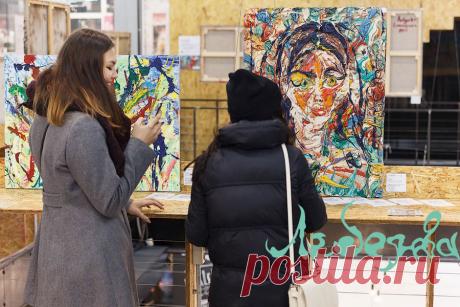 Флакон - это активное, уютное место, расчитанное на молодых, креативных людей. Я очень хотела показать свою живопись активным и талантливым молодым людям и получить от них отзыв о своём творчестве. Для этого и нужно устраивать выставки, чтобы получать обратную связь и чтобы люди увидели картины, над которыми я работала много лет.