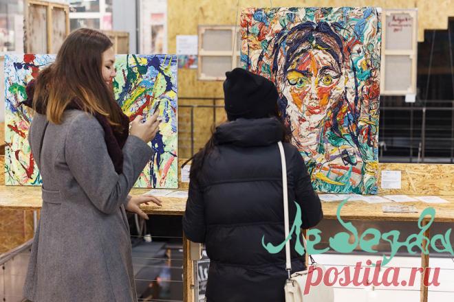 Флакон - это активное, уютное место, расчитанное на молодых, креативных людей. Я очень хотела показать свою живопись активным и талантливым молодым людям и получить от них отзыв о своём творчестве. Для этого и нужно устраивать выставки, чтобы получать обратную связь и чтобы люди увидели картины, над которыми я работала много лет.