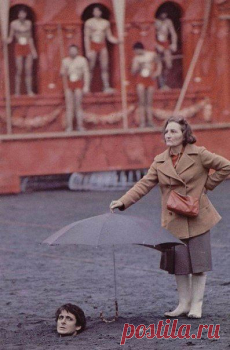 Работница съёмочной группы прикрывает зонтом от дождя актёра на съёмках фильма «Калигула», 1979 год https://seoded.livejournal.com/1315609.html