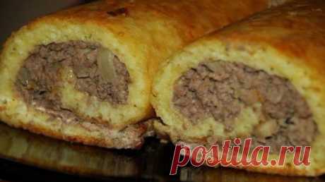 Аппетитный, ароматный и сытный сырно-мясной рулет к праздничному столу! 
Ингредиенты:

Твердый сыр – 200 грамм
Манная крупа – 3 столовых ложки
Яйца – 3 штучки
Майонез – 100-150 грамм

Для начинки:

Фарш – 500 грамм
Лук – 1 штучка
Яйца – 2 штучки
Соль и перец по вкусу

При…