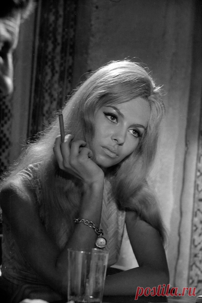 Невероятно красивая женщина, идеал женской красоты и обаяния, смотришь на нее, как на прекрасный цветок и не можешь насмотреться.

Мишель Мерсье по праву входит в десятку самых красивых женщин всех времен и народов. Сколько бы не было прекраснейших девушек в мире, таких как Мишель Мерсье больше не существует. Идеал красоты, несмотря на то, что вкусы меняются, но этот идеал остается на самом высочайшем пьедестале.