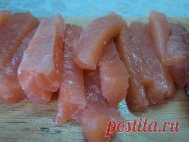 Рулетики из лаваша
Итак, рулеты из лаваша с сыром и рыбой (примерно 10 шт.)
Нам понадобятся:
- Один лист лаваша
- Плавленый сыр в ванночке
- Нашинкованный укроп
- Кусок слабосоленой рыбы (например, сёмга или форель) – 200 гр.
Рыбу нарезаем на полоски поперек куска. Благодаря такой нарезке можно убрать кости.
Лаваш смазываем тонким слоем сыра и посыпаем укропом. Очень важно, чтобы лаваш был свежий, так как слегка подсохший рвется.
Выкладываем рыбу. Я уложила слишком плотно ...