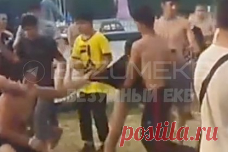 Массовую драку с погоней на российском пляже сняли на видео. На одном из екатеринбургских пляжей произошла массовая драка. На опубликованный кадрах видно группу дерущихся молодых людей. Вскоре один из них сбегает, перепрыгнув через установленную на пляже скамейку. Несколько человек отправляются в погоню. Другие отдыхающие возмущаются, что на юношу «лезут толпой».