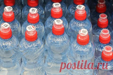 В затапливаемом Орске стали скупать воду и готовиться к небывалым сбросам с ГЭС. Жители затапливаемого города Орск в Оренбургской области начали скупать питьевую воду и готовиться к небывалым сбросам с Ириклинской гидроэлектростанции (ГЭС). Об этом «Ленте.ру» рассказал местный житель Алексей. Он отметил, что сейчас в Старом городе работает сирена, а спасатели помогают людям эвакуироваться.