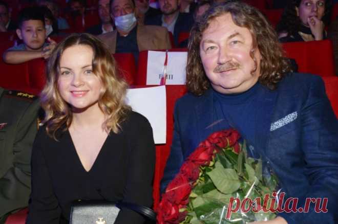 Юлия Проскурякова опровергла слухи о разводе с Игорем Николаевым. В соцсетях певица опубликовала видеоролик, на котором вся семья с друзьями весело отмечает Новый год.