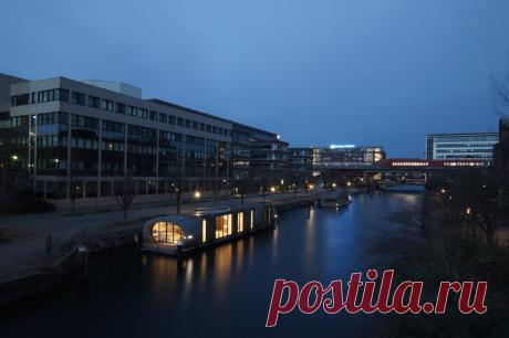 А теперь вслушайтесь: энергосберегающий дом... на плаву... из железобетона... с окнами в пол