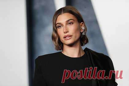 Деталь внешности жены Бибера рассмешила фанатов. Американскую модель Хейли Бибер высмеяли в сети за нестандартный размер ног со словами «как у Годзиллы». 26-летняя знаменитость опубликовала серию снимков, на которых предстала в разных образах и обуви на плоской подошве. При этом на кадрах видно, что последние визуально удлинили стопы звезды.