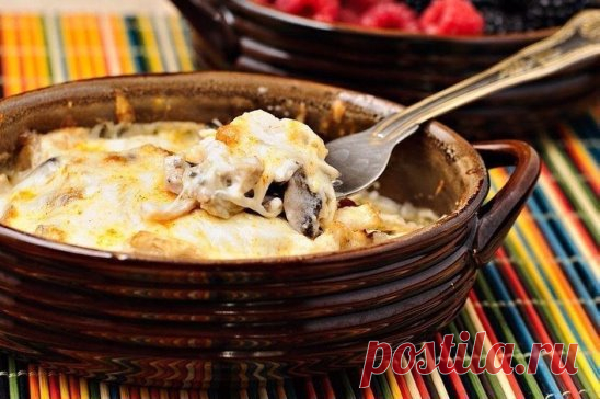 Жюльен с курицей и грибами
Отличный рецепт приготовления жульена с курицей, грибами, луком, сыром и сливками.
Ингредиенты:
Куриная грудка — 0,5 шт.
Грибы шампиньоны или лесные — 150 г
Репчатый лук (большого размера) — 1 шт.
Сыр сулугуни или полутвердых сортов — 250 г
Сливки — 0,5 стак.
Сливочное масло — 1 ст. л.
Мука пшеничная — 1 ст. л.
Растительное масло — 2 ст. л.
Перец чёрный молотый — 0,5 ч. л.
Паприка — 1 щепотка
Соль — 1 ч. л.
Приготовление:
1. Для приготовления жюльена разогреваем д