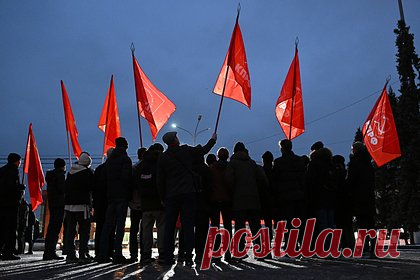 КПРФ рекомендовала кандидатов на выборы президента России. Московское отделение КПРФ рекомендовало выдвинуть на выборы президента России председателя партии Геннадия Зюганова и депутата Госдумы Сергея Левченко. Об этом сообщил руководитель фракции КПРФ в Мосгордуме Николай Зубрилин в Telegram-канале. «После обсуждения данных кандидатур состоялось голосование», — сообщил он.