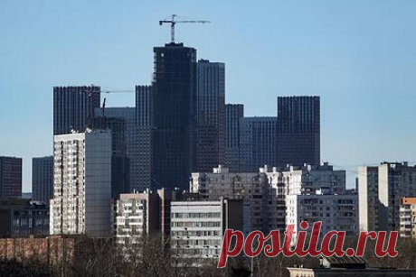 Россияне бросились скупать жилье в трех округах Москвы. Россияне бросились покупать квартиры в новостройках в трех частях Москвы — лидирующие по сделкам с недвижимостью округа столицы назвал Росреестр. Согласно информации московского управления Росреестра, в феврале 2022 года в столице было зарегистрировано более 14 тысяч договоров долевого участия (ДДУ).