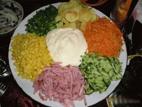 Салат «Козел в огороде» 
Все большую популярность набирают такие блюда на наших столах. Один из примеров такого блюда – салат «Козел в огороде». По своей сути, салат «Козел в огороде»- это мясной компонент в окружении овощных ингредиентов. Красивая подача салата к столу, перед употреблением все ингредиенты смешиваются. 
Ингредиенты: 
Салат «козел в огороде» допускает множество вариаций, а потому смело экспериментируйте с любыми ингредиентами. В качестве «козла» - то есть мясного ингредиента,