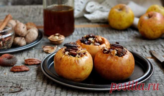 Яблоки, запечённые с овсянкой, орехами, финиками и мёдом