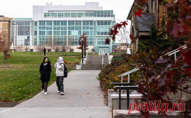 Посольство США ответило на слова Нарышкина о «пятой колонне» из студентов. Программы культурного и образовательного обмена позволяют россиянам знакомиться с США и обучаться там и не имеют иных целей, сообщило посольство. Нарышкин ранее говорил о создании США «пятой колонны» из выпускников таких программ