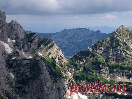 Фејсбук
Sareni Pasovi (Stit, 2248 m) on the right and part of Djevojka (2440 m) massif on the left. Beautiful and impressive Samar (2075 m) pass between them. View from Planinica (2330 m) summit.