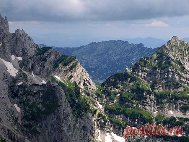 Фејсбук
Sareni Pasovi (Stit, 2248 m) on the right and part of Djevojka (2440 m) massif on the left. Beautiful and impressive Samar (2075 m) pass between them. View from Planinica (2330 m) summit.