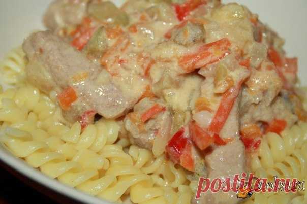 Подлива со свининой и овощами Вкусная, сытная и ароматная подлива со свининой и овощами подойдет не только к макаронам! С ней прекрасно подать и рис, и гречку, и картофельное или гороховое пюре! Домашнее, уютное и нежное блюдо придется по душе и взрослым и детям, останется только выбрать гарнир на вкус! ;)