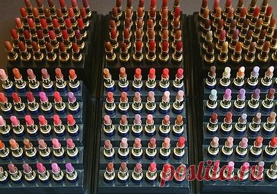 Эксперты оценили уход косметических компаний с российского рынка. Эксперты оценили последствия ухода с российского рынка косметических компаний, среди которых Louis Vuitton Moet Hennessy и Sephora. Как рассказала основатель российской парфюмерной компании Mayme Мария Молчанова, парфюмерная продукция российских производителей состоит из европейский комплектующих на 90 процентов.