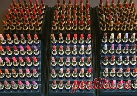 Эксперты оценили уход косметических компаний с российского рынка. Эксперты оценили последствия ухода с российского рынка косметических компаний, среди которых Louis Vuitton Moet Hennessy и Sephora. Как рассказала основатель российской парфюмерной компании Mayme Мария Молчанова, парфюмерная продукция российских производителей состоит из европейский комплектующих на 90 процентов.