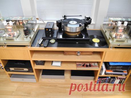 Quad ESL 2912 driven by Wavac Audio Lab monoblocks, with a JC Verdier La Platine turntable