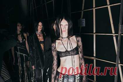 Одежда готов вновь вернулась в моду. Одежда, аксессуары и макияж в готическом стиле вновь вернулись в моду. Популярности данного направления способствовали показы известных дизайнеров. Так, в рамках Недель мод в Нью-Йорке, Лондоне, Милане и Париже манекенщицы дефилировали на подиумах в многослойных черных нарядах.