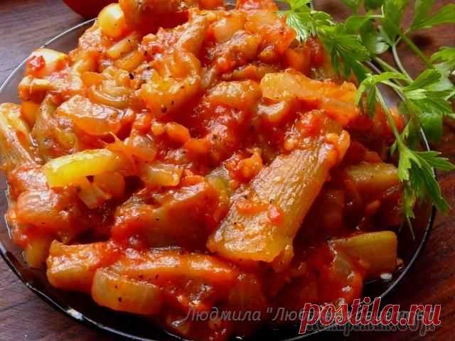 Баклажаны в томатном соусе с чесноком и сладким перцем.