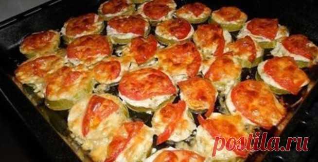 Кабачки с помидорами и сыром. Я их обожаю.