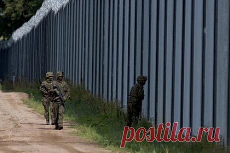 Власти Польши объявили тендер на строительство барьера на границе с Белоруссией. Власти Польши приступили к проработке вопроса о строительстве заграждения на границе с Белоруссией на реке Буг и объявили тендер. Об этом рассказал глава МВД республики Мариуш Каминьский. По словам министра, длина заграждения, оснащенного электронными системами слежения, составит 172 километра.