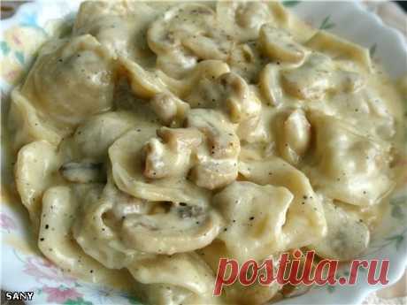 Пельмени в сливочно-грибном соусе