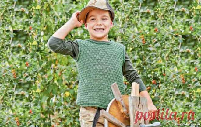 Жилет для мальчика. Описание | Вязание спицами для детей Этот вязаный жилет понравится подвижным мальчишкам. Размеры:98/104 (110/116) 122/128Вам потребуется:пряжа (97% хлопка, 3% полиэстера; 125 м/50 г) - 200 (200) 250 г зеленой; спицы № 3,5 и 4; короткие круговые спицы № 3,5.Лицевая гладь:лицевые ряды - лицевые петли, изнаночные ряды -...