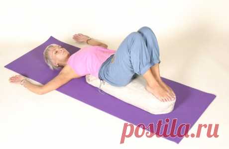 ЙОГА-КОМПЛЕКС ОТ БЕССОННИЦЫ

В комплексе используются два типа дыхания: уджайи пранаяма и нади шодхана пранаяма — они успокаивают и расслабляют организм.
Нади шодхана пранаяма (попеременное дыхание)

Сядьте и скрестите ноги. Держите спину прямо, сохраняя естественные прогибы позвоночника. Чтобы не заваливаться назад, можно сесть на подушку. Сделайте вдох, чтобы проверить, какая ноздря лучше дышит, и выбрать какой рукой будете работать. Если лучше дышит правая ноздря, сложи...