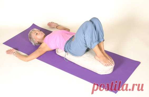 ЙОГА-КОМПЛЕКС ОТ БЕССОННИЦЫ

В комплексе используются два типа дыхания: уджайи пранаяма и нади шодхана пранаяма — они успокаивают и расслабляют организм.
Нади шодхана пранаяма (попеременное дыхание)

Сядьте и скрестите ноги. Держите спину прямо, сохраняя естественные прогибы позвоночника. Чтобы не заваливаться назад, можно сесть на подушку. Сделайте вдох, чтобы проверить, какая ноздря лучше дышит, и выбрать какой рукой будете работать. Если лучше дышит правая ноздря, сложи...