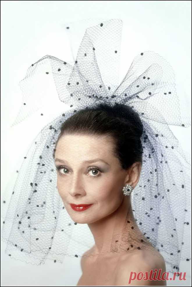 Аudrey Hepburn photographed by Sergio Strizzi at Maison Givenchy for the publicity of her movie 